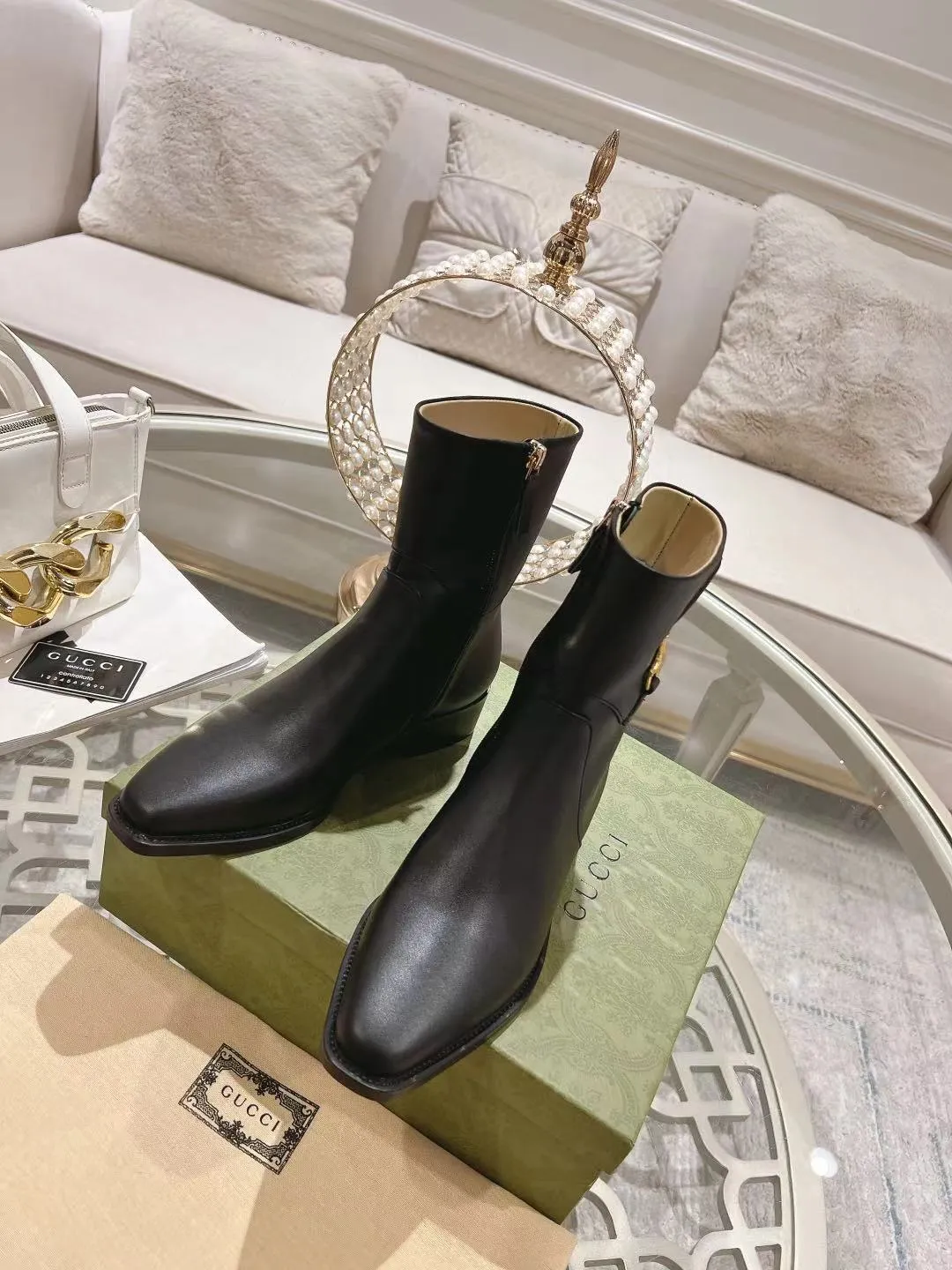 👟👟Ex-factory price 600👟👟 Gucci's latest popular half-horsebit detail boots for autumn and winter, European and American punk style riding boots, horsebit detail boots, the same style as the big-name street style darlings of European and American stars. Upper: Calfskin imported from Italy Size: 35-42#